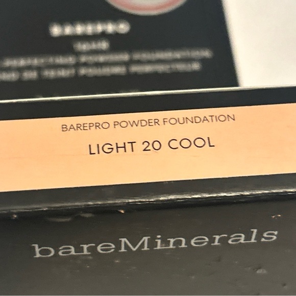 BareMinerals Barepro 16 Hour Skin Perfecting Powder Foundation Light 20 Cool - Picture 9 of 9